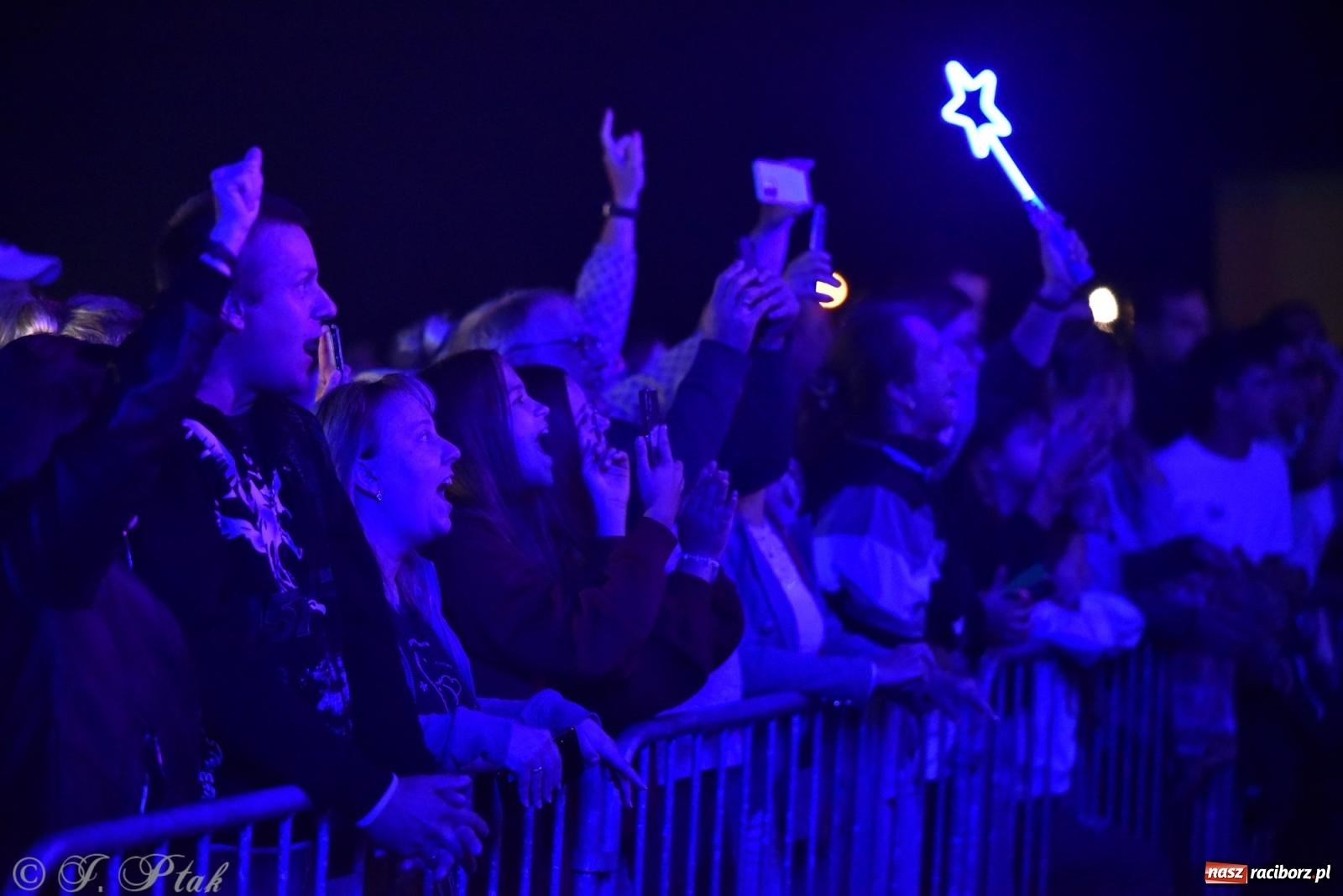 Zdjęcie w galerii na portalu naszraciborz.pl: Dożynki w Owsiszczach. Zespół Boys porwał publiczność [FOTO i WIDEO] wiadomości z regionu