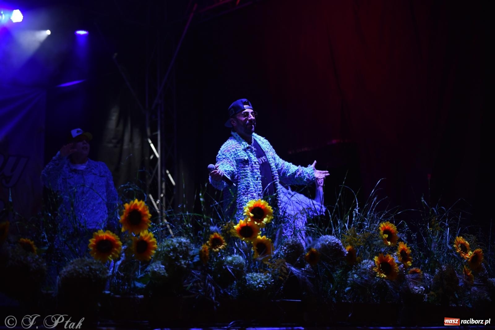Zdjęcie w galerii na portalu naszraciborz.pl: Dożynki w Owsiszczach. Zespół Boys porwał publiczność [FOTO i WIDEO] wiadomości z regionu