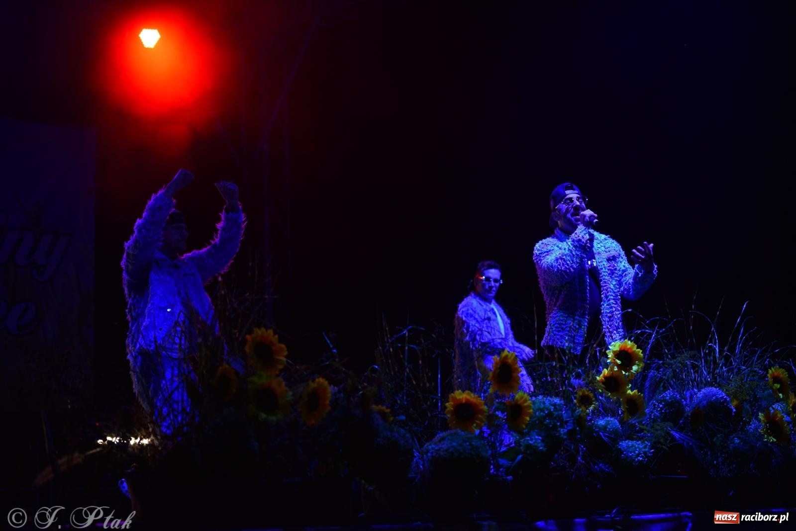 Zdjęcie w galerii na portalu naszraciborz.pl: Dożynki w Owsiszczach. Zespół Boys porwał publiczność [FOTO i WIDEO] wiadomości z regionu