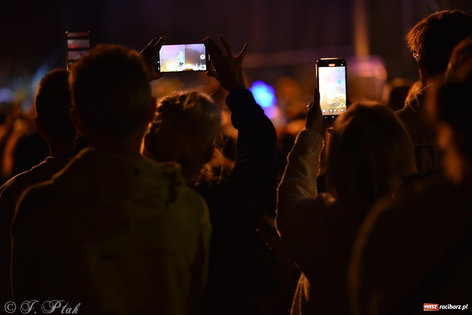 Zdjęcie w galerii na portalu naszraciborz.pl: Dożynki w Owsiszczach. Zespół Boys porwał publiczność [FOTO i WIDEO] wiadomości z regionu