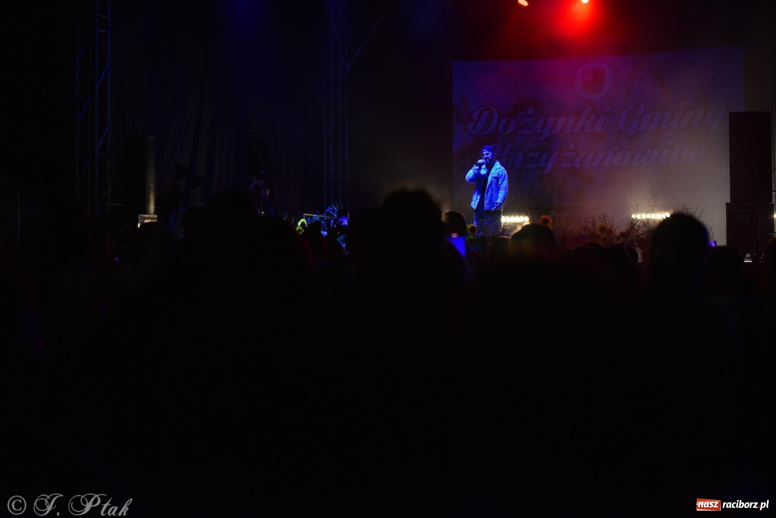 Zdjęcie w galerii na portalu naszraciborz.pl: Dożynki w Owsiszczach. Zespół Boys porwał publiczność [FOTO i WIDEO] wiadomości z regionu