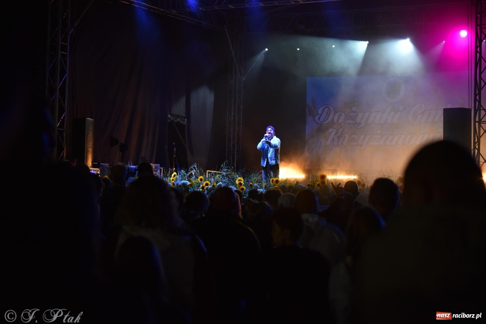 Zdjęcie w galerii na portalu naszraciborz.pl: Dożynki w Owsiszczach. Zespół Boys porwał publiczność [FOTO i WIDEO] wiadomości z regionu