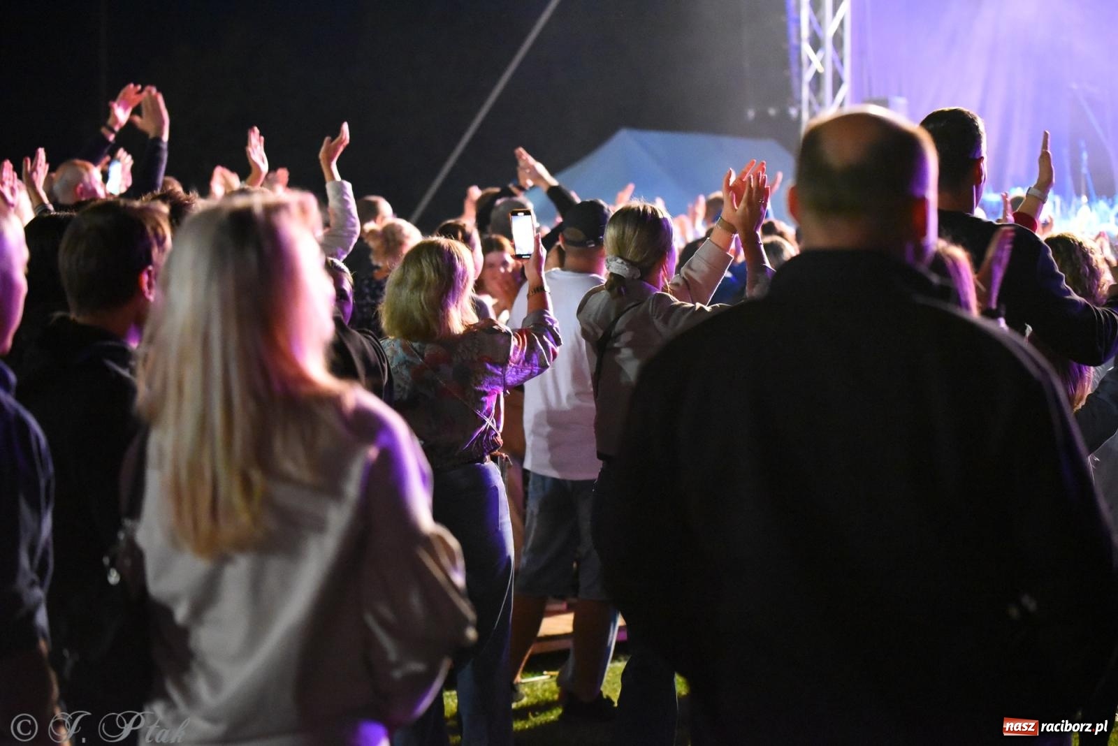 Zdjęcie w galerii na portalu naszraciborz.pl: Dożynki w Owsiszczach. Zespół Boys porwał publiczność [FOTO i WIDEO] wiadomości z regionu