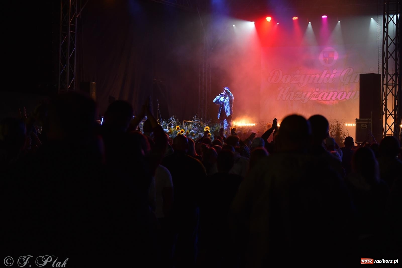 Zdjęcie w galerii na portalu naszraciborz.pl: Dożynki w Owsiszczach. Zespół Boys porwał publiczność [FOTO i WIDEO] wiadomości z regionu