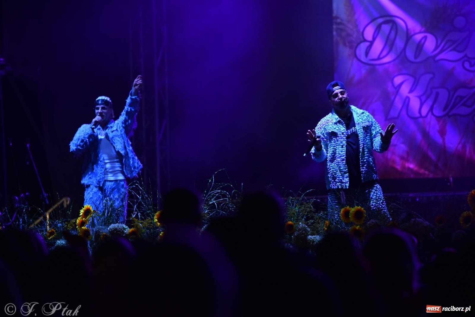 Zdjęcie w galerii na portalu naszraciborz.pl: Dożynki w Owsiszczach. Zespół Boys porwał publiczność [FOTO i WIDEO] wiadomości z regionu