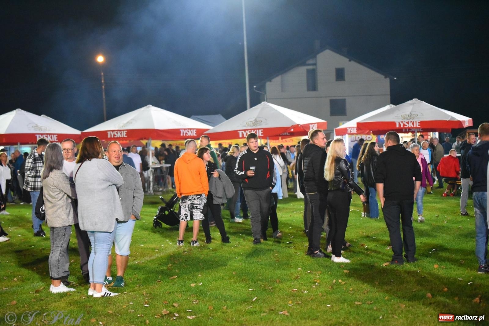 Zdjęcie w galerii na portalu naszraciborz.pl: Dożynki w Owsiszczach. Zespół Boys porwał publiczność [FOTO i WIDEO] wiadomości z regionu