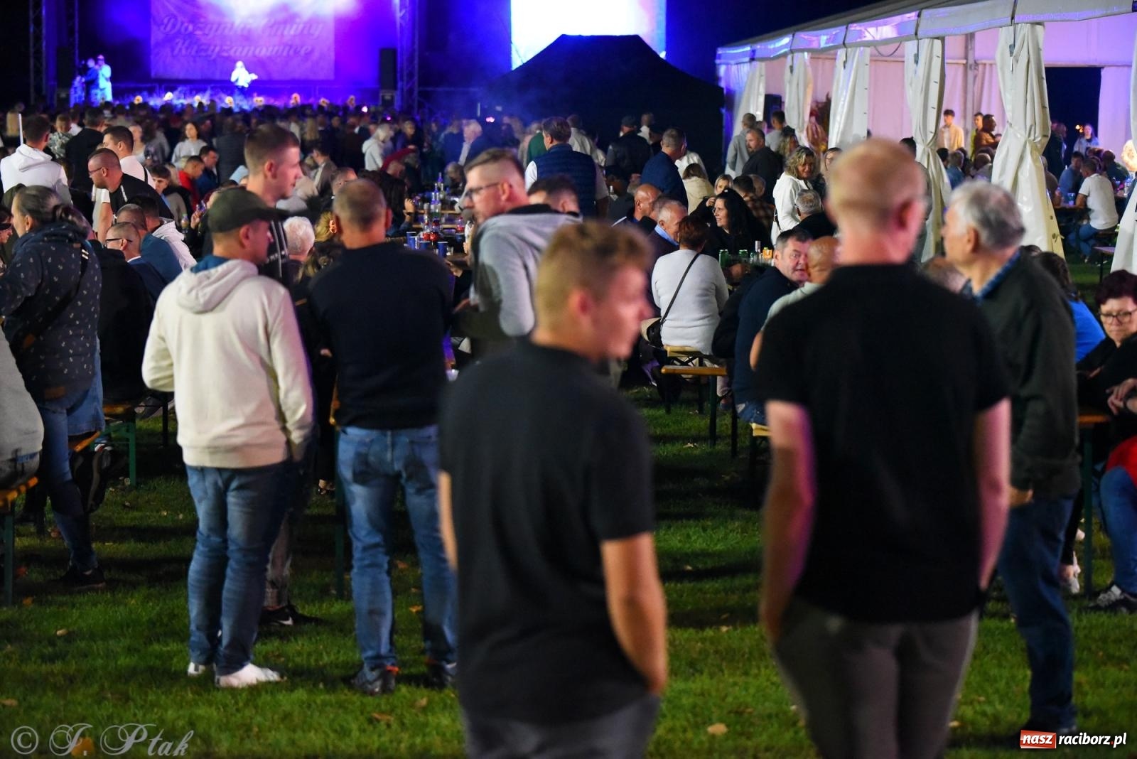 Zdjęcie w galerii na portalu naszraciborz.pl: Dożynki w Owsiszczach. Zespół Boys porwał publiczność [FOTO i WIDEO] wiadomości z regionu