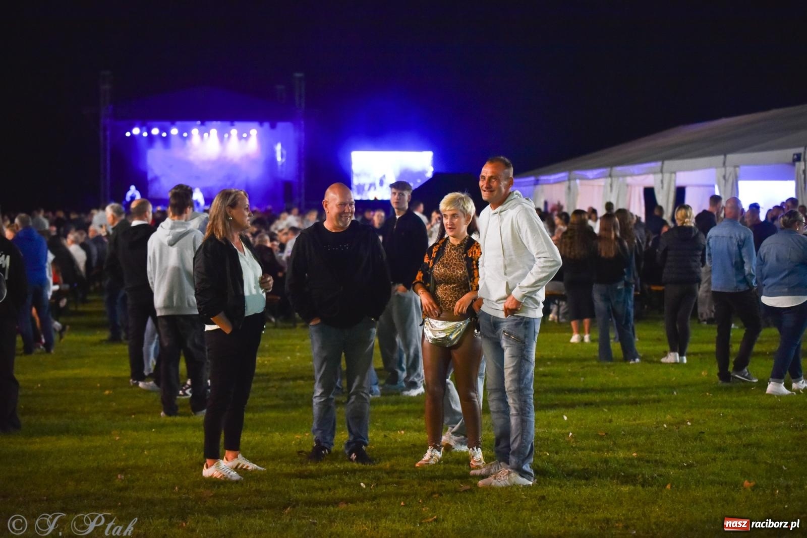 Zdjęcie w galerii na portalu naszraciborz.pl: Dożynki w Owsiszczach. Zespół Boys porwał publiczność [FOTO i WIDEO] wiadomości z regionu