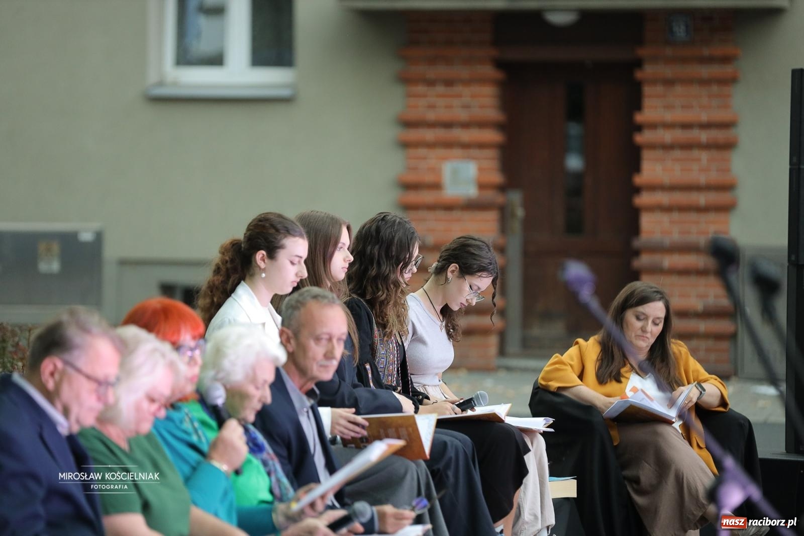 Zdjęcie w galerii na portalu naszraciborz.pl: Narodowe Czytanie poezji Jana Kochanowskiego – PDK i Zamek Piastowski wiadomości z regionu
