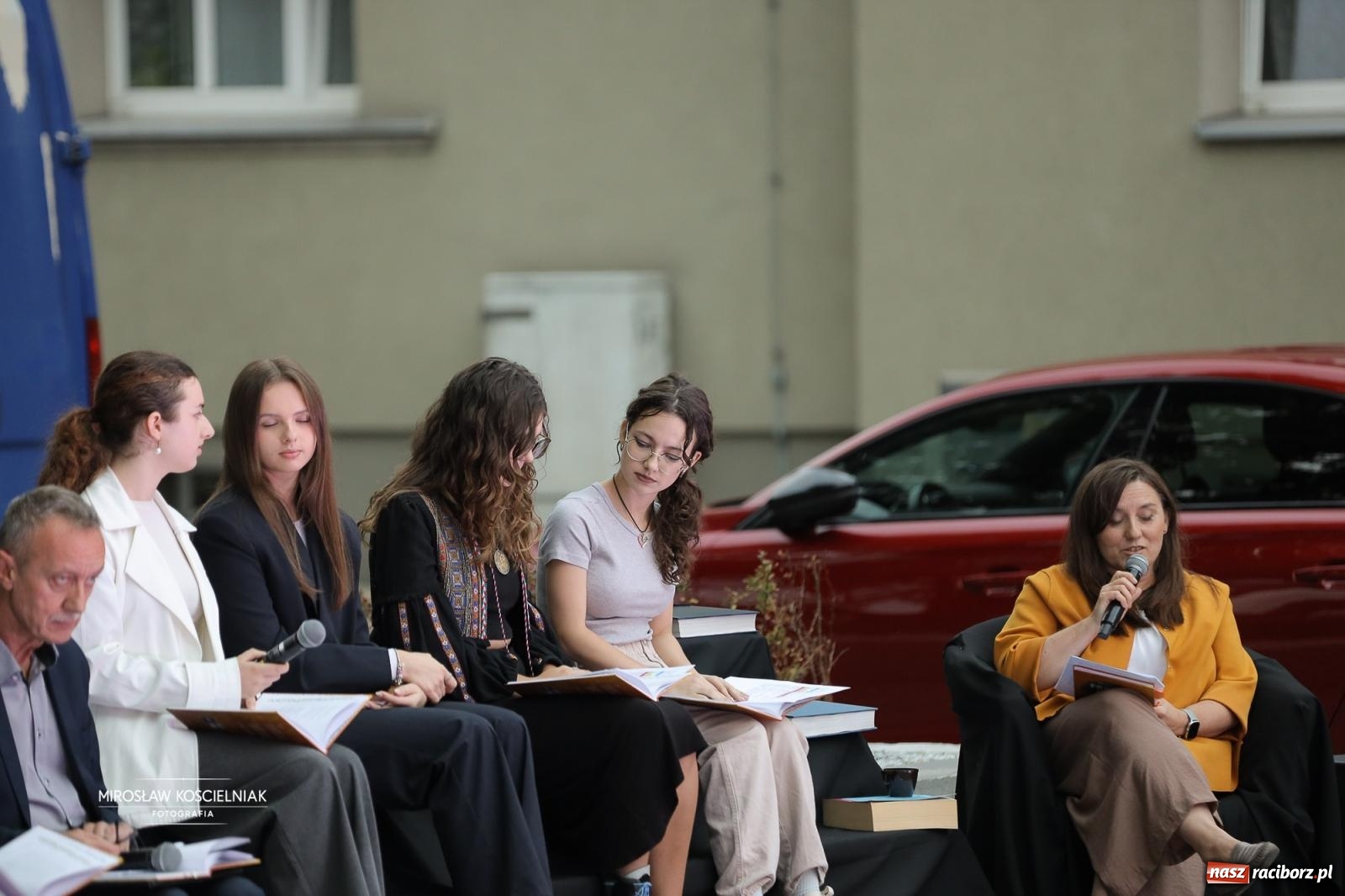 Zdjęcie w galerii na portalu naszraciborz.pl: Narodowe Czytanie poezji Jana Kochanowskiego – PDK i Zamek Piastowski wiadomości z regionu