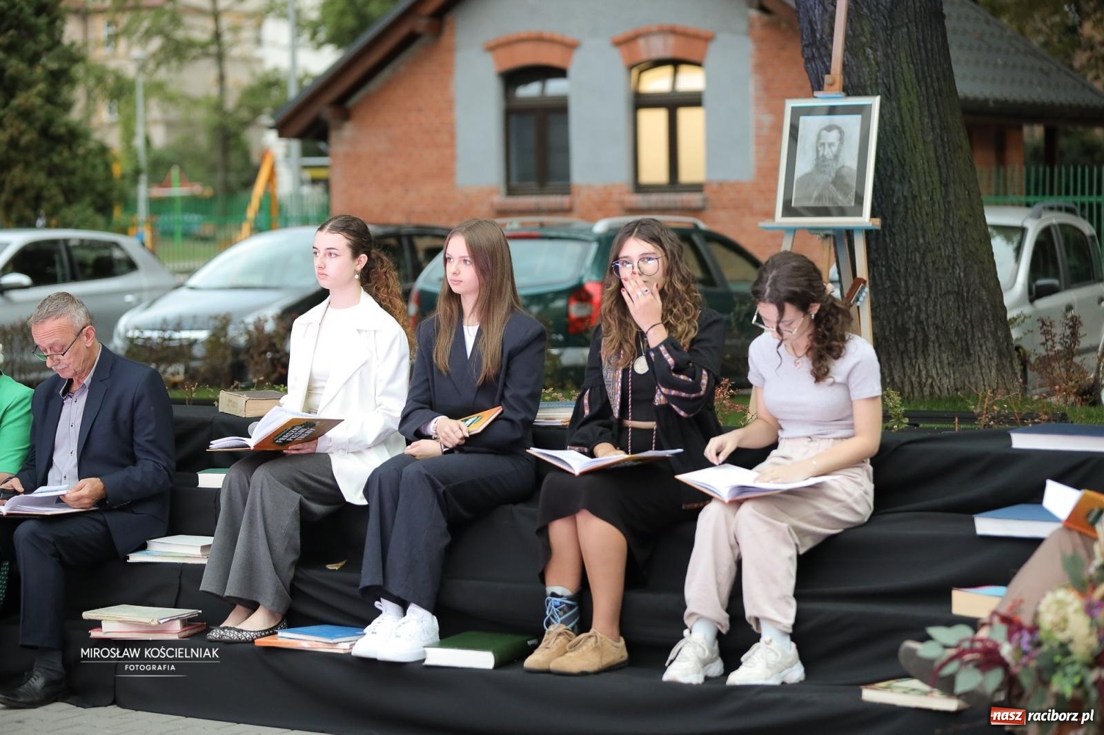 Zdjęcie w galerii na portalu naszraciborz.pl: Narodowe Czytanie poezji Jana Kochanowskiego – PDK i Zamek Piastowski wiadomości z regionu