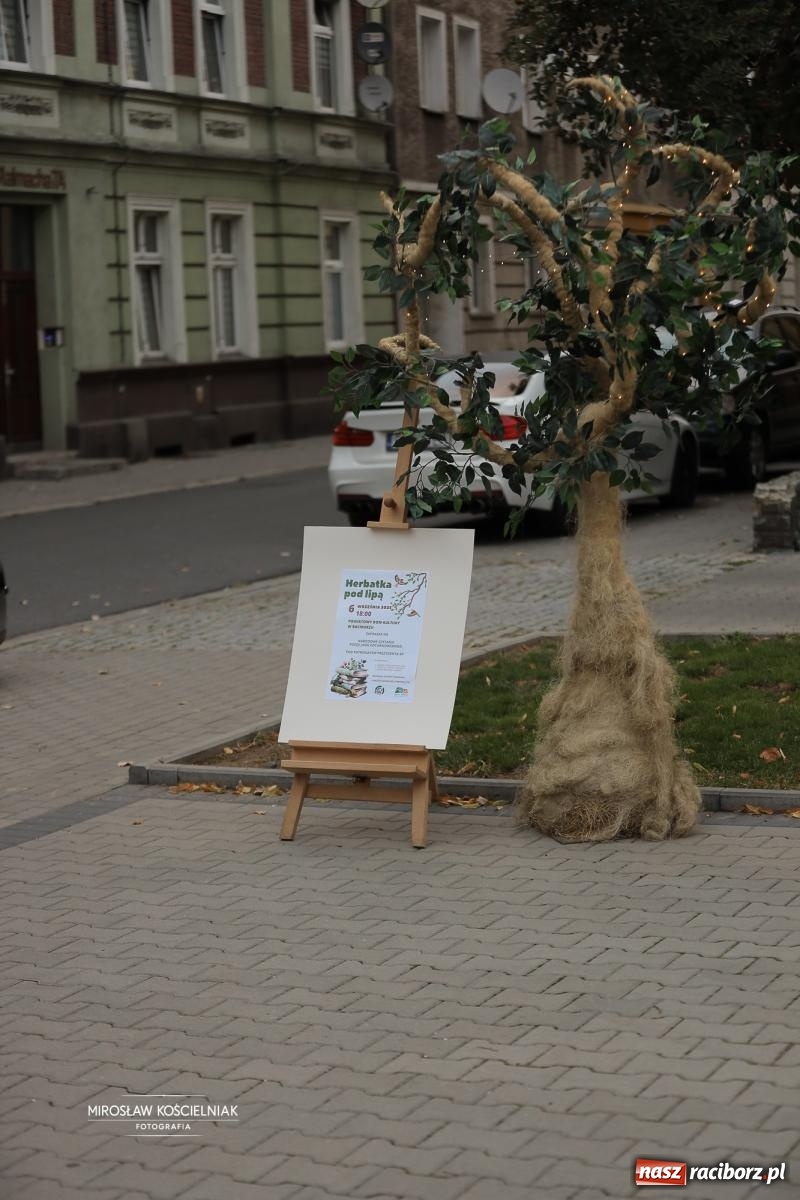Zdjęcie w galerii na portalu naszraciborz.pl: Narodowe Czytanie poezji Jana Kochanowskiego – PDK i Zamek Piastowski wiadomości z regionu