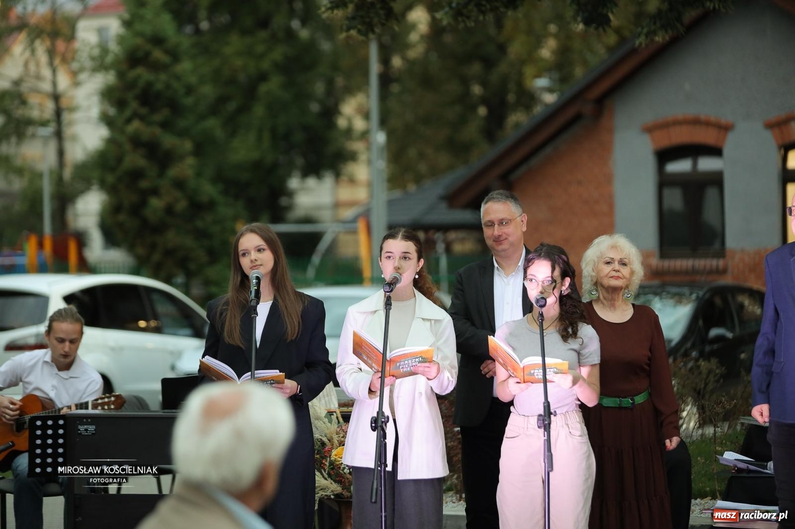 Zdjęcie w galerii na portalu naszraciborz.pl: Narodowe Czytanie poezji Jana Kochanowskiego – PDK i Zamek Piastowski wiadomości z regionu