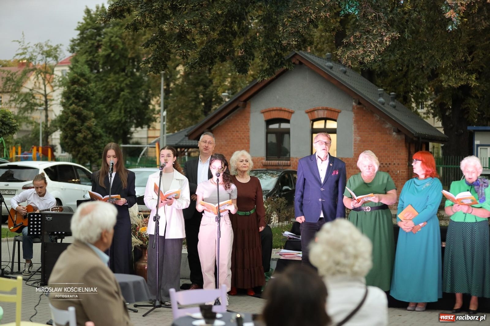 Zdjęcie w galerii na portalu naszraciborz.pl: Narodowe Czytanie poezji Jana Kochanowskiego – PDK i Zamek Piastowski wiadomości z regionu