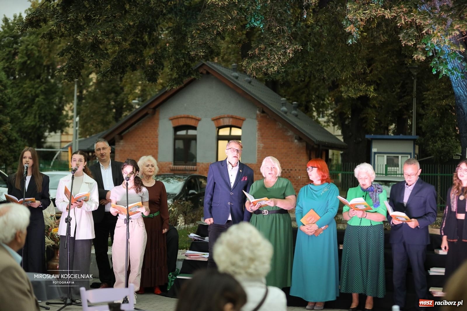 Zdjęcie w galerii na portalu naszraciborz.pl: Narodowe Czytanie poezji Jana Kochanowskiego – PDK i Zamek Piastowski wiadomości z regionu