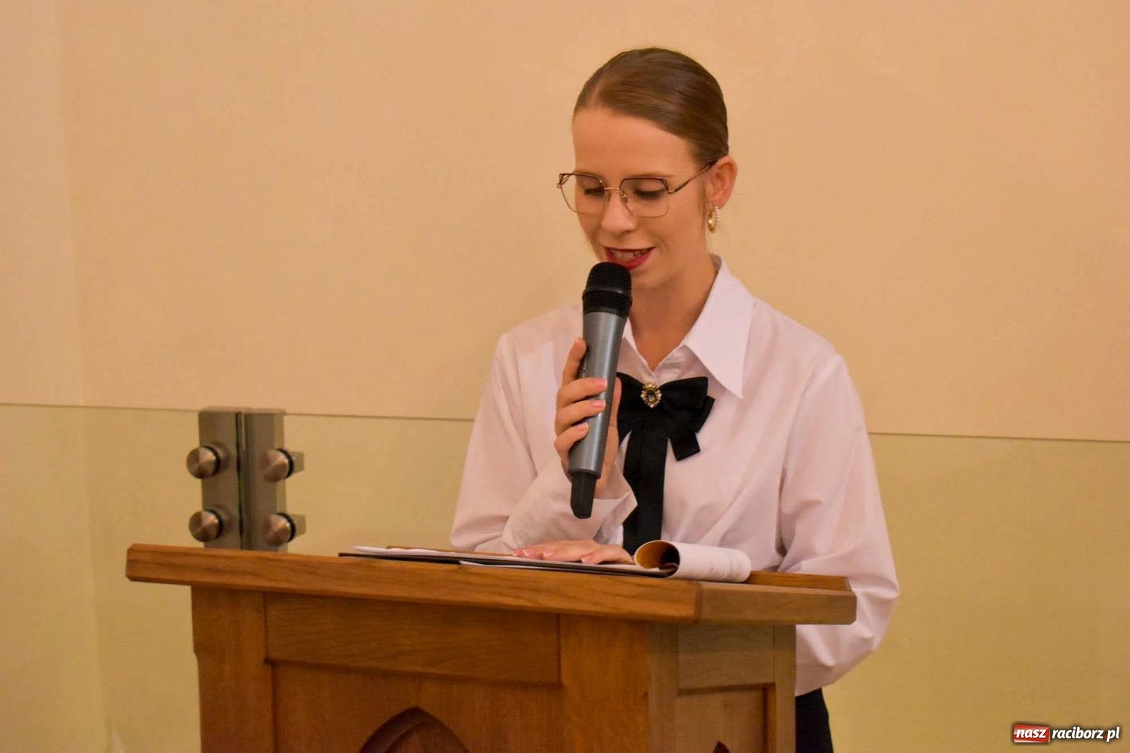 Zdjęcie w galerii na portalu naszraciborz.pl: Narodowe Czytanie poezji Jana Kochanowskiego – PDK i Zamek Piastowski wiadomości z regionu