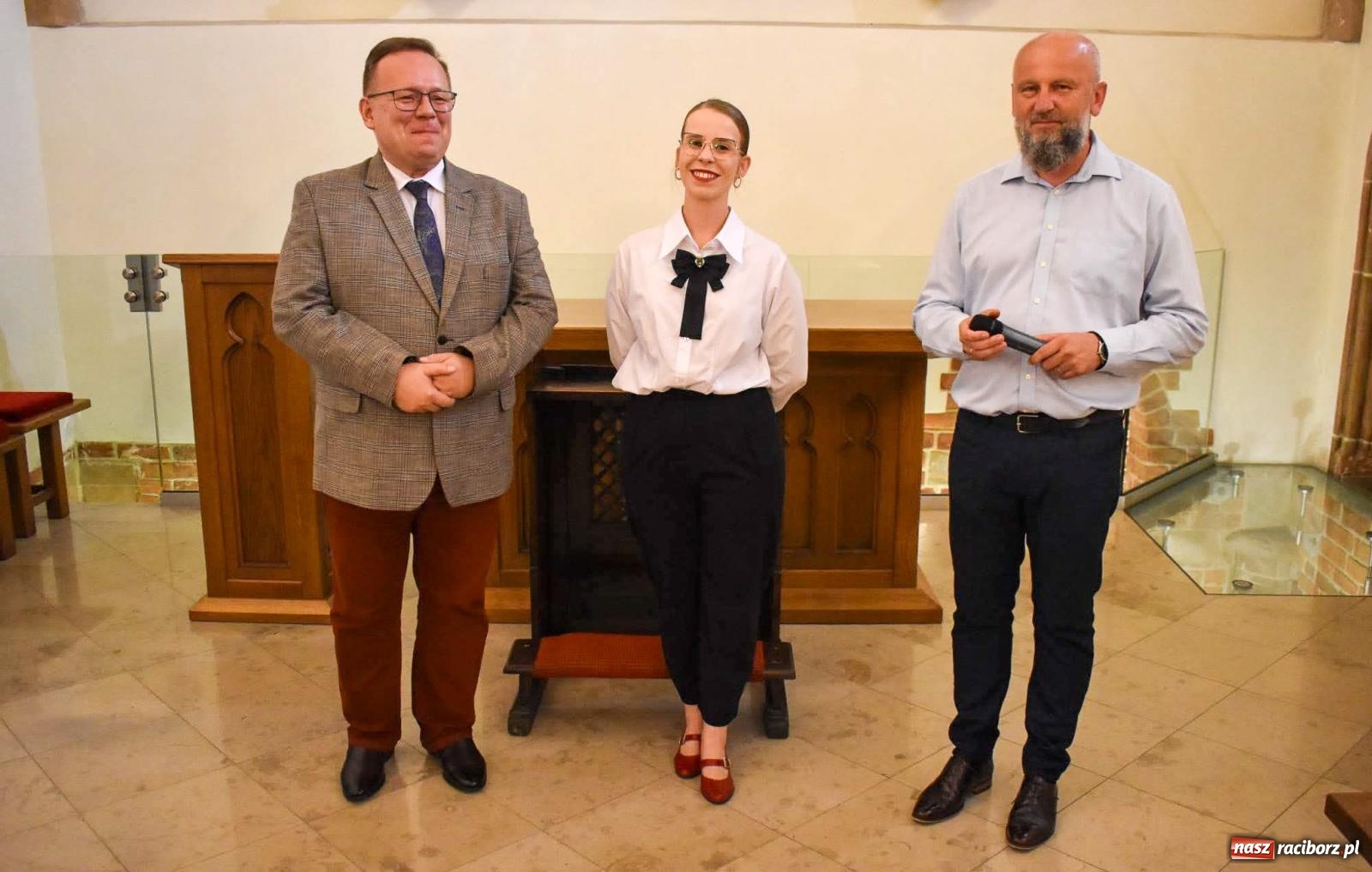 Zdjęcie w galerii na portalu naszraciborz.pl: Narodowe Czytanie poezji Jana Kochanowskiego – PDK i Zamek Piastowski wiadomości z regionu