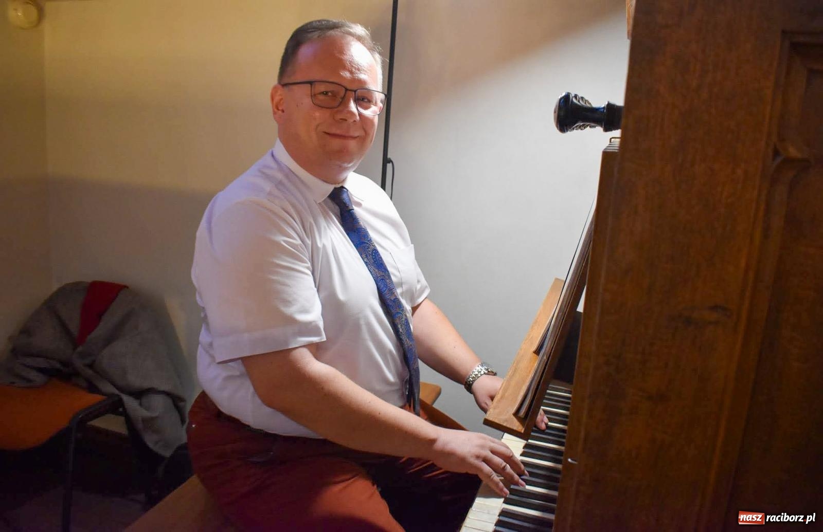 Zdjęcie w galerii na portalu naszraciborz.pl: Narodowe Czytanie poezji Jana Kochanowskiego – PDK i Zamek Piastowski wiadomości z regionu