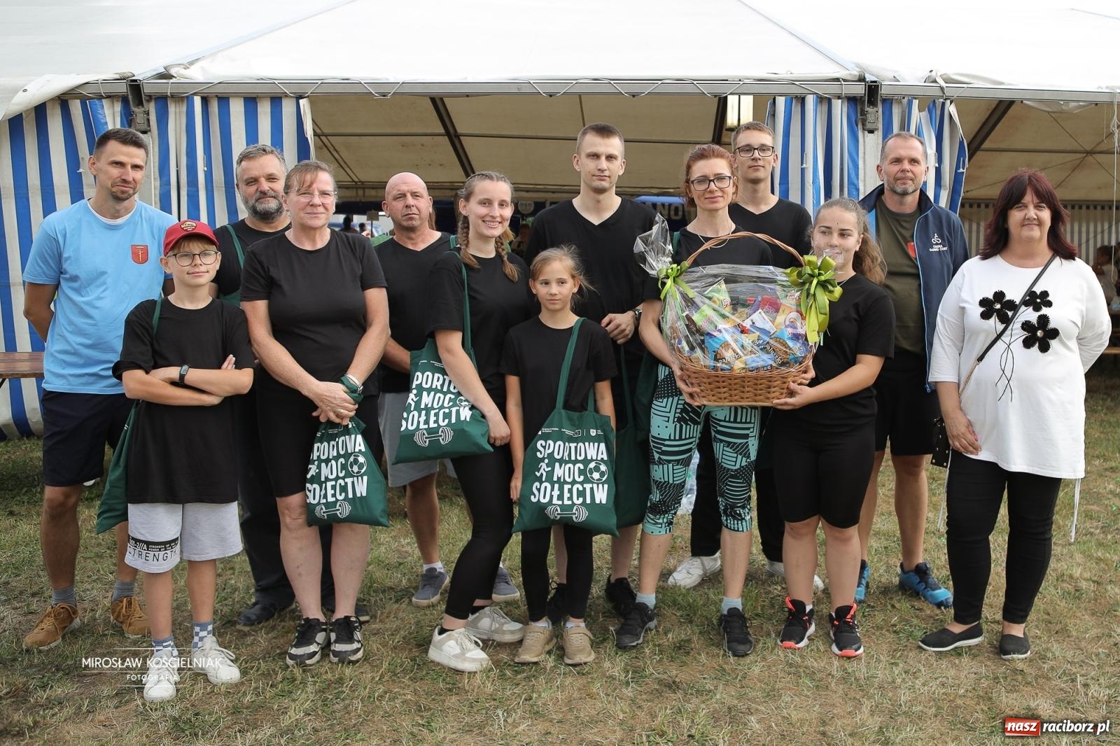 Zdjęcie w galerii na portalu naszraciborz.pl: Turniej sołectw w Krzanowicach: sportowa rywalizacja i integracja ponad granicami wiadomości z regionu