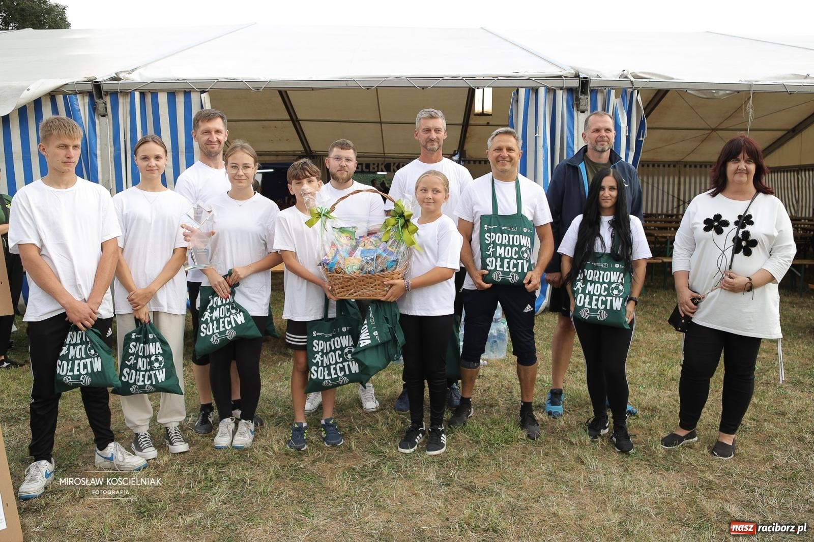 Zdjęcie w galerii na portalu naszraciborz.pl: Turniej sołectw w Krzanowicach: sportowa rywalizacja i integracja ponad granicami wiadomości z regionu