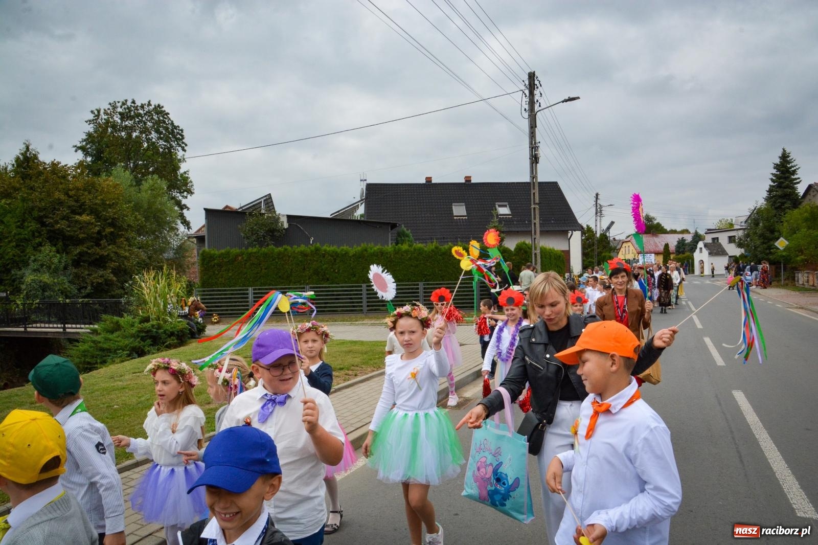 Zdjęcie w galerii na portalu naszraciborz.pl: Dożynki w Krzanowicach – kolorowy i radosny korowód [FOTO i WIDEO] wiadomości z regionu