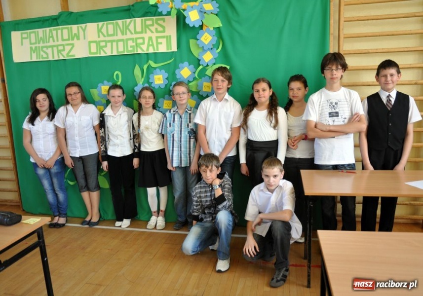 Zdjęcie w galerii na portalu naszraciborz.pl: Powiatowe dyktando w szkole noblistów wiadomości z regionu