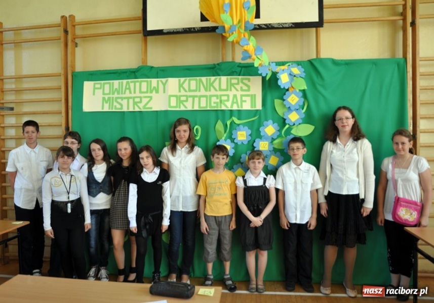 Zdjęcie w galerii na portalu naszraciborz.pl: Powiatowe dyktando w szkole noblistów wiadomości z regionu