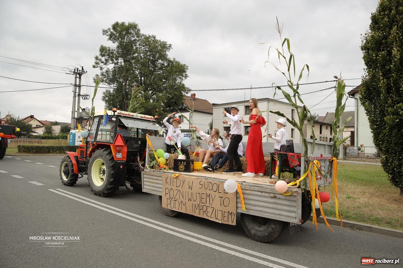Zdjęcie w galerii na portalu naszraciborz.pl: Dożynki w Raciborzu Sudole: rolnicze święto z humorem i tradycją wiadomości z regionu