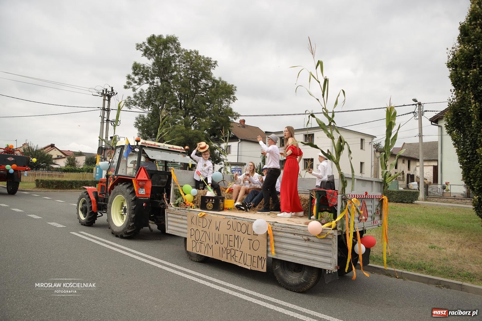 Zdjęcie w galerii na portalu naszraciborz.pl: Dożynki w Raciborzu Sudole: rolnicze święto z humorem i tradycją wiadomości z regionu