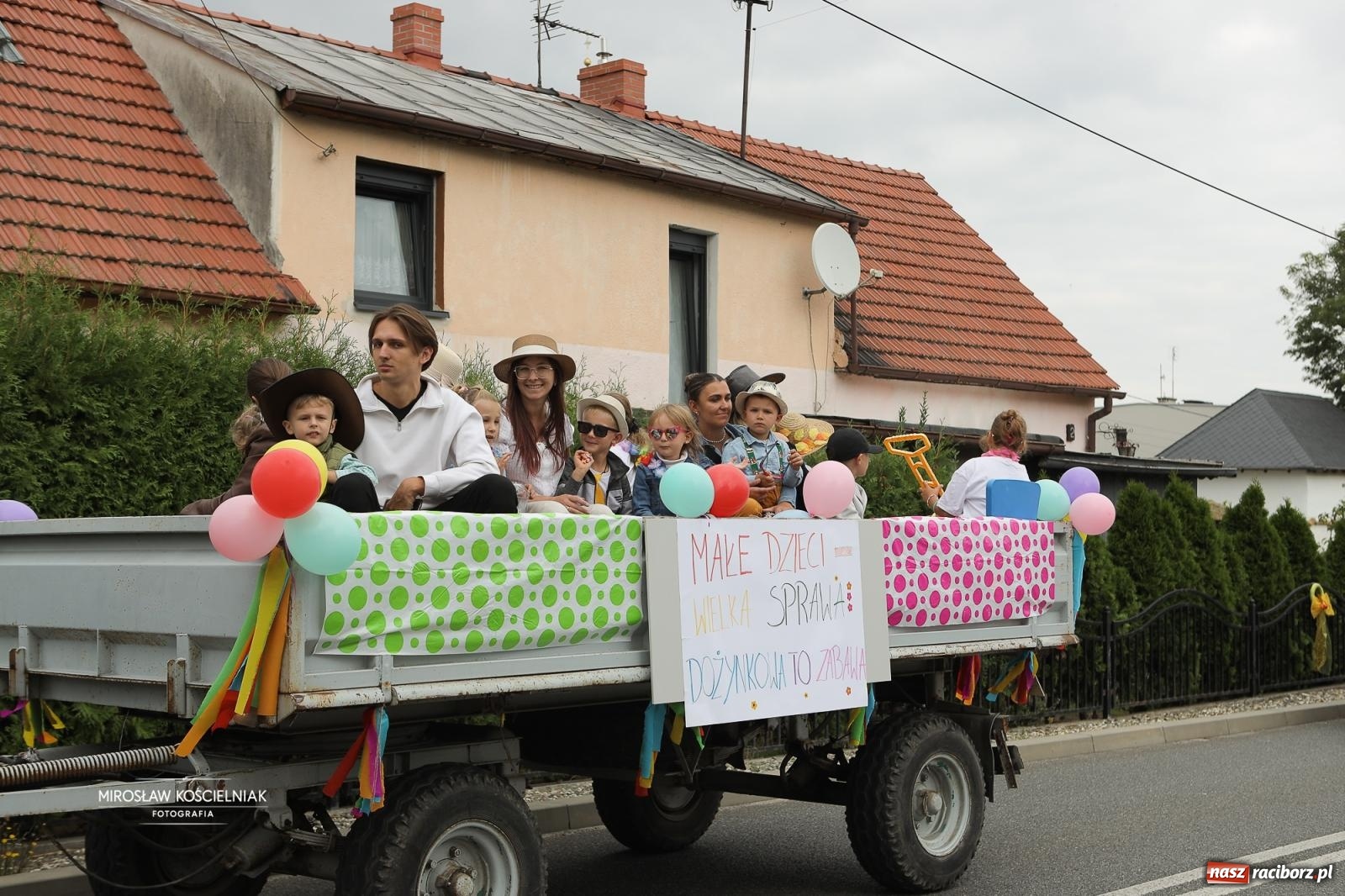 Zdjęcie w galerii na portalu naszraciborz.pl: Dożynki w Raciborzu Sudole: rolnicze święto z humorem i tradycją wiadomości z regionu
