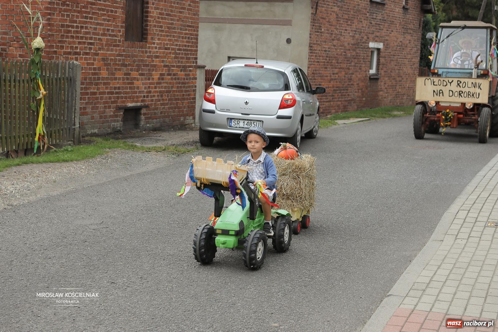 Zdjęcie w galerii na portalu naszraciborz.pl: Dożynki w Raciborzu Sudole: rolnicze święto z humorem i tradycją wiadomości z regionu