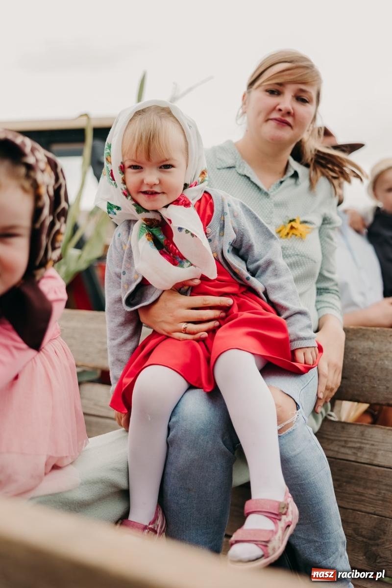Zdjęcie w galerii na portalu naszraciborz.pl: Dożynki gminy Rudnik w Ponięcicach - korowód i otwarcie świetlicy wiadomości z regionu