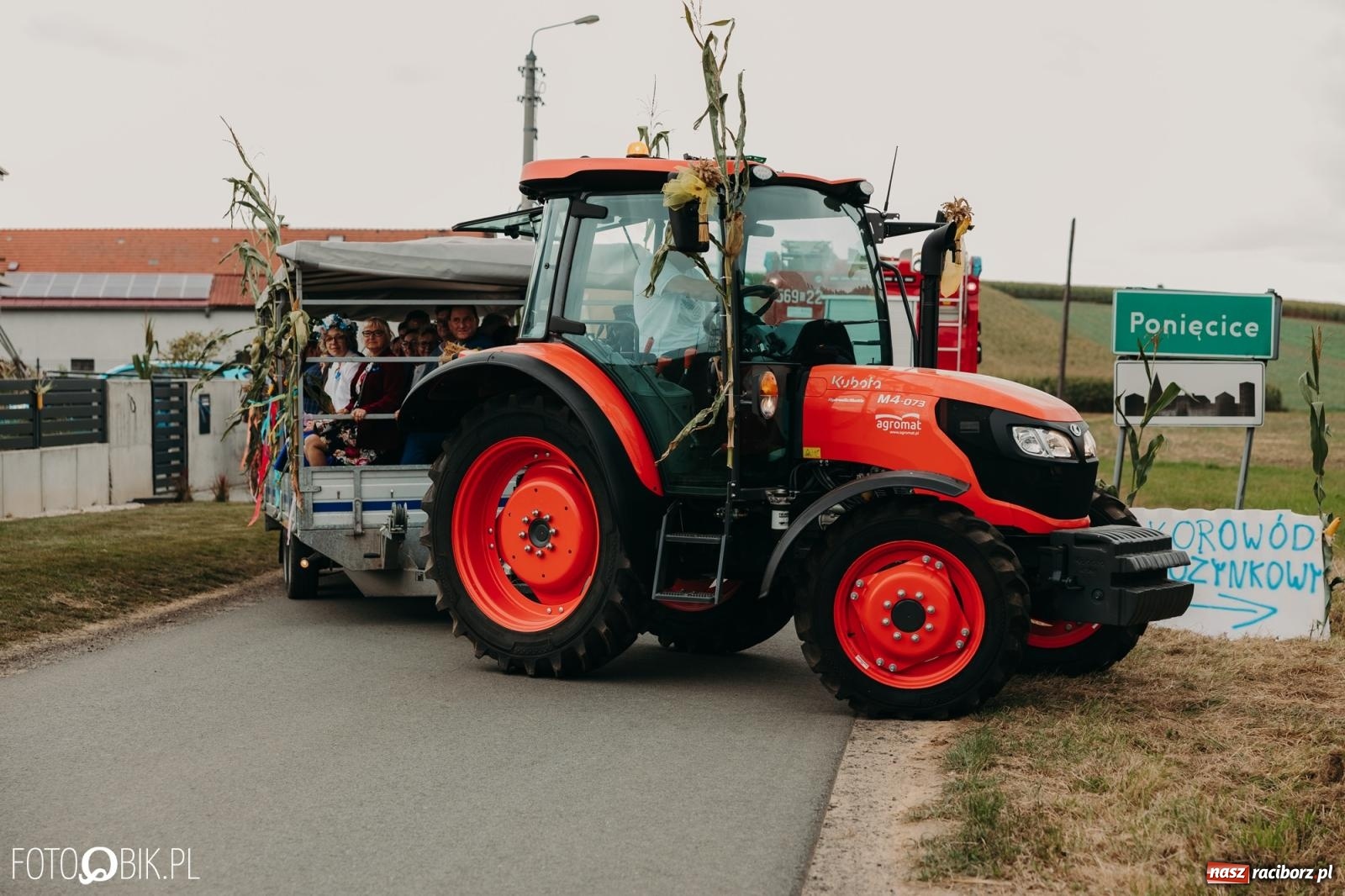 Zdjęcie w galerii na portalu naszraciborz.pl: Dożynki gminy Rudnik w Ponięcicach - korowód i otwarcie świetlicy wiadomości z regionu
