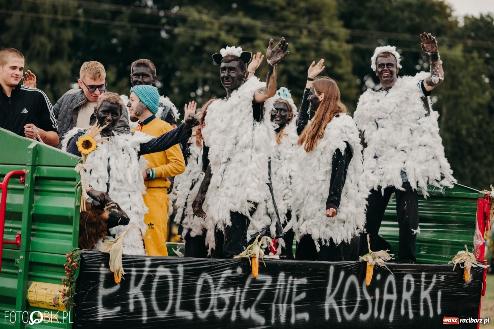 Zdjęcie w galerii na portalu naszraciborz.pl: Dożynki gminy Rudnik w Ponięcicach - korowód i otwarcie świetlicy wiadomości z regionu