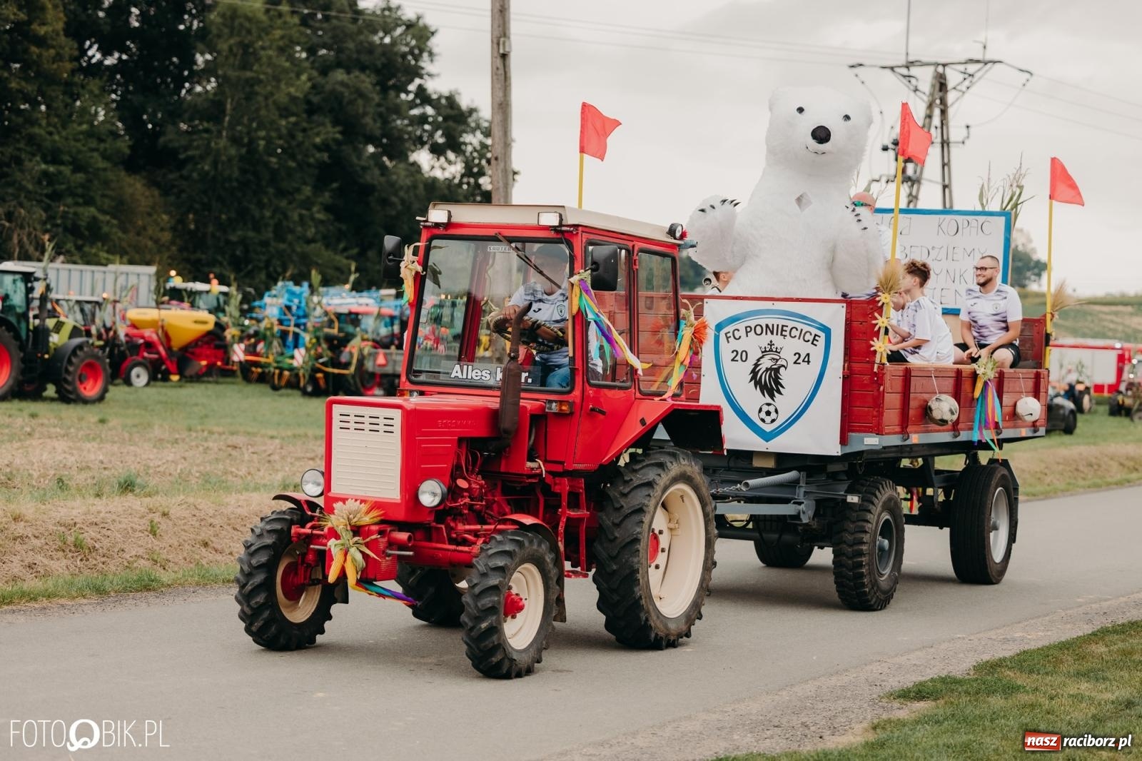 Zdjęcie w galerii na portalu naszraciborz.pl: Dożynki gminy Rudnik w Ponięcicach - korowód i otwarcie świetlicy wiadomości z regionu
