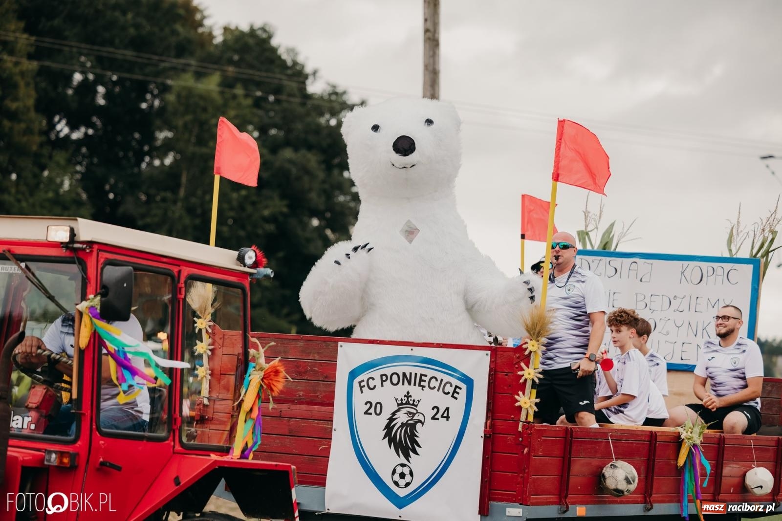 Zdjęcie w galerii na portalu naszraciborz.pl: Dożynki gminy Rudnik w Ponięcicach - korowód i otwarcie świetlicy wiadomości z regionu