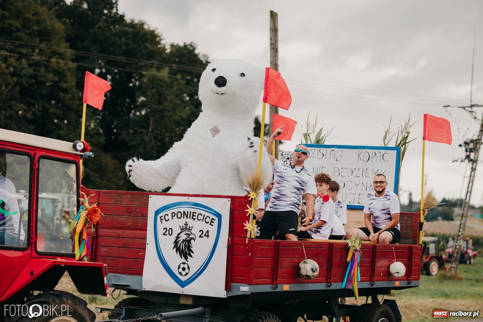 Zdjęcie w galerii na portalu naszraciborz.pl: Dożynki gminy Rudnik w Ponięcicach - korowód i otwarcie świetlicy wiadomości z regionu