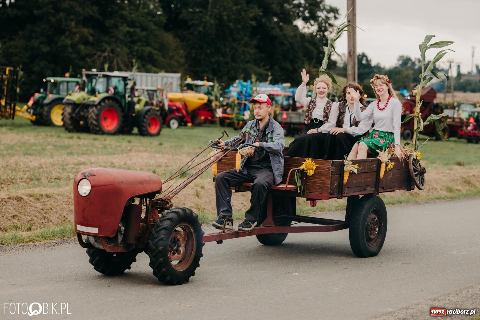Zdjęcie w galerii na portalu naszraciborz.pl: Dożynki gminy Rudnik w Ponięcicach - korowód i otwarcie świetlicy wiadomości z regionu