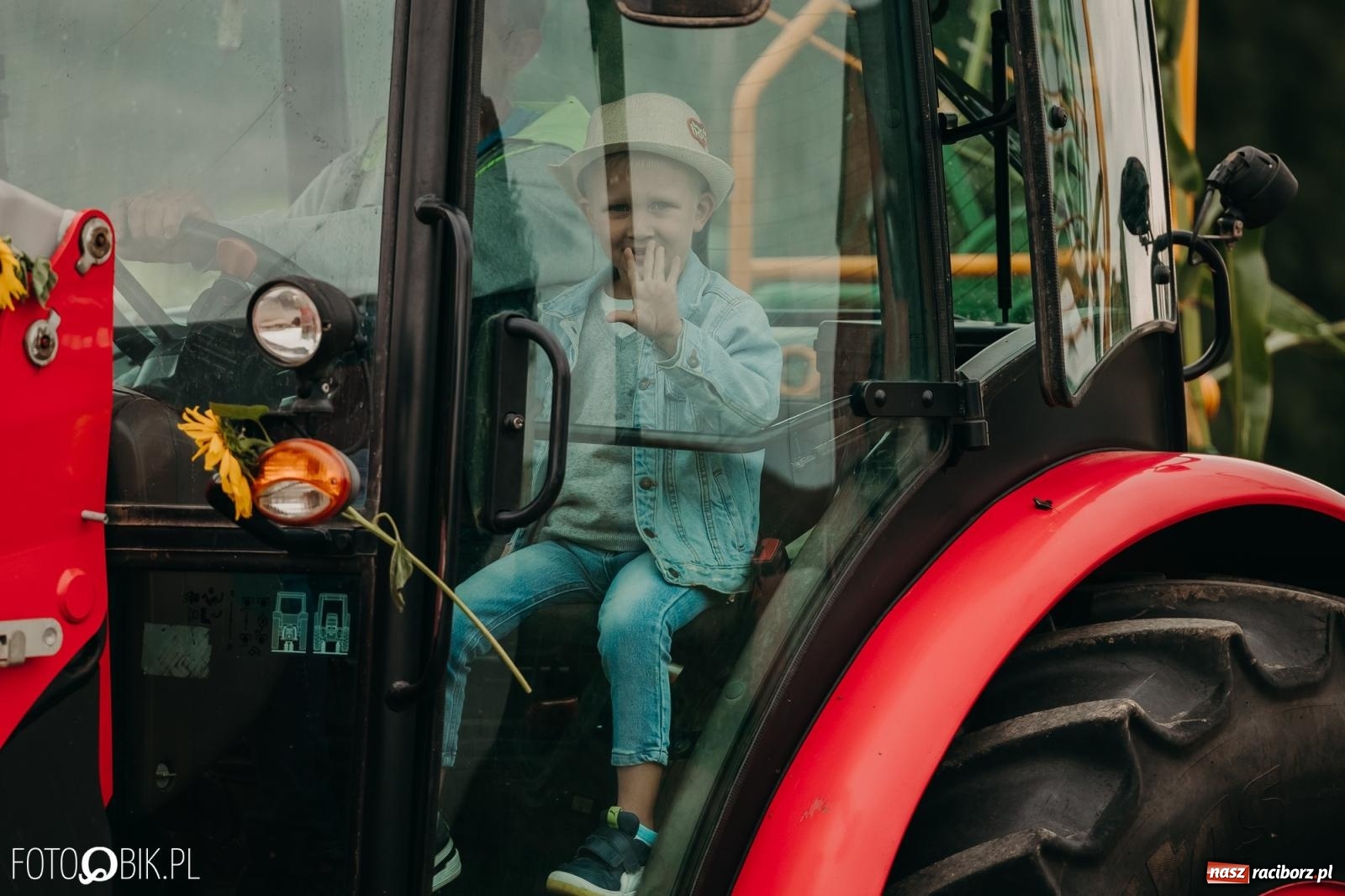 Zdjęcie w galerii na portalu naszraciborz.pl: Dożynki gminy Rudnik w Ponięcicach - korowód i otwarcie świetlicy wiadomości z regionu