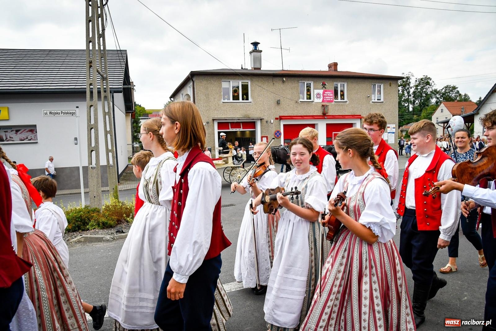 Zdjęcie w galerii na portalu naszraciborz.pl: Dożynki gminy Krzyżanowice w Owsiszczach. Imponujący korowód w międzynarodowym towarzystwie [FOTO i WIDEO] wiadomości z regionu