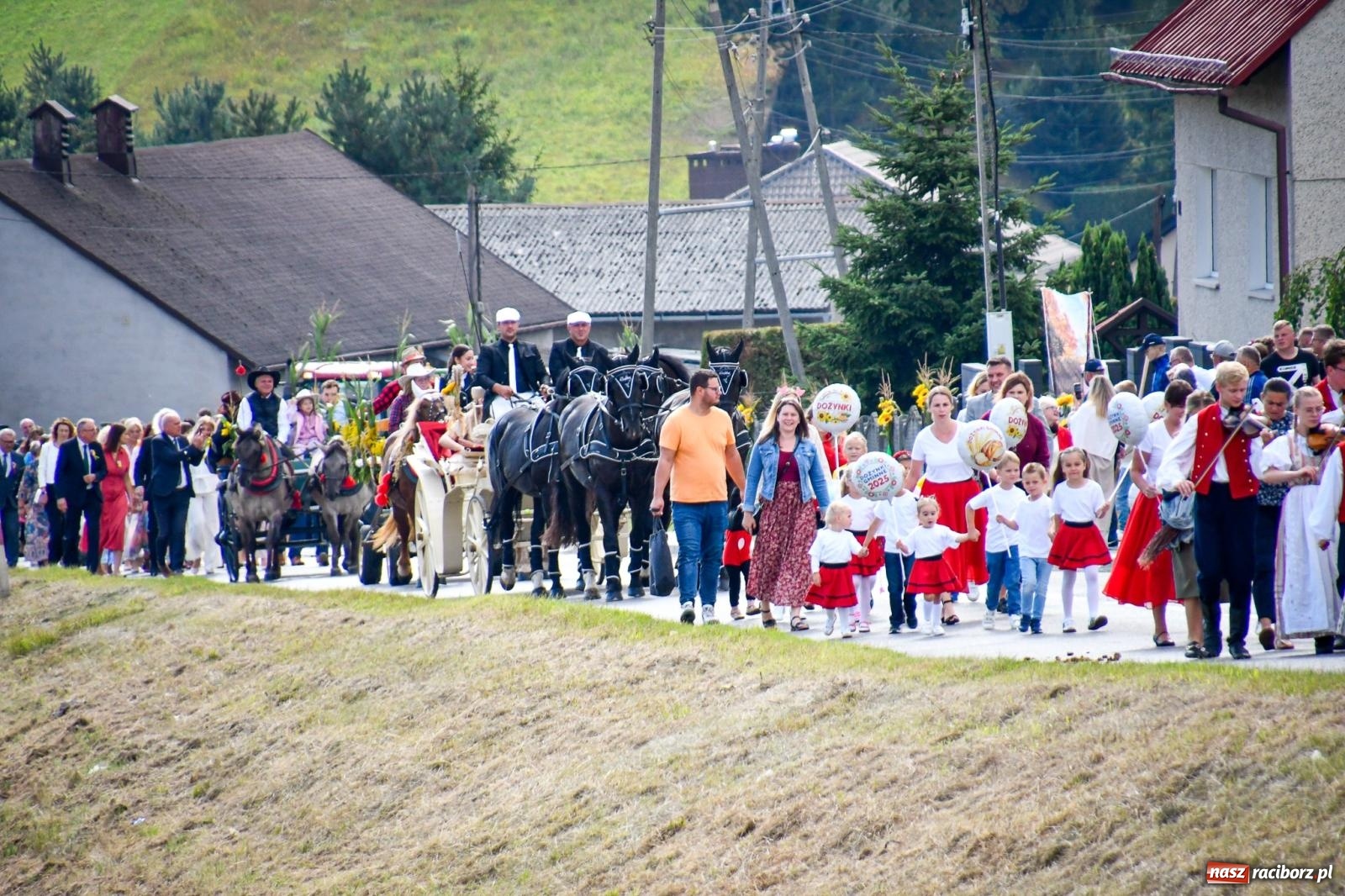 Zdjęcie w galerii na portalu naszraciborz.pl: Dożynki gminy Krzyżanowice w Owsiszczach. Imponujący korowód w międzynarodowym towarzystwie [FOTO i WIDEO] wiadomości z regionu