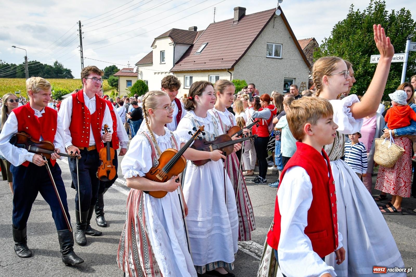 Zdjęcie w galerii na portalu naszraciborz.pl: Dożynki gminy Krzyżanowice w Owsiszczach. Imponujący korowód w międzynarodowym towarzystwie [FOTO i WIDEO] wiadomości z regionu