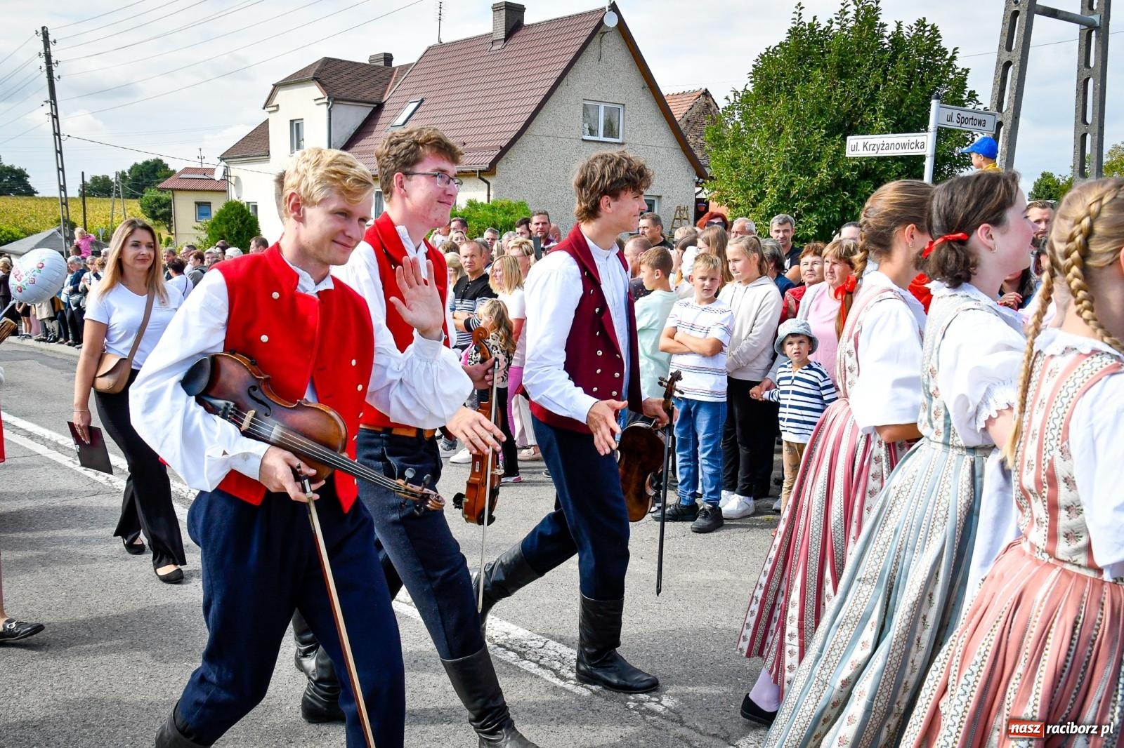 Zdjęcie w galerii na portalu naszraciborz.pl: Dożynki gminy Krzyżanowice w Owsiszczach. Imponujący korowód w międzynarodowym towarzystwie [FOTO i WIDEO] wiadomości z regionu