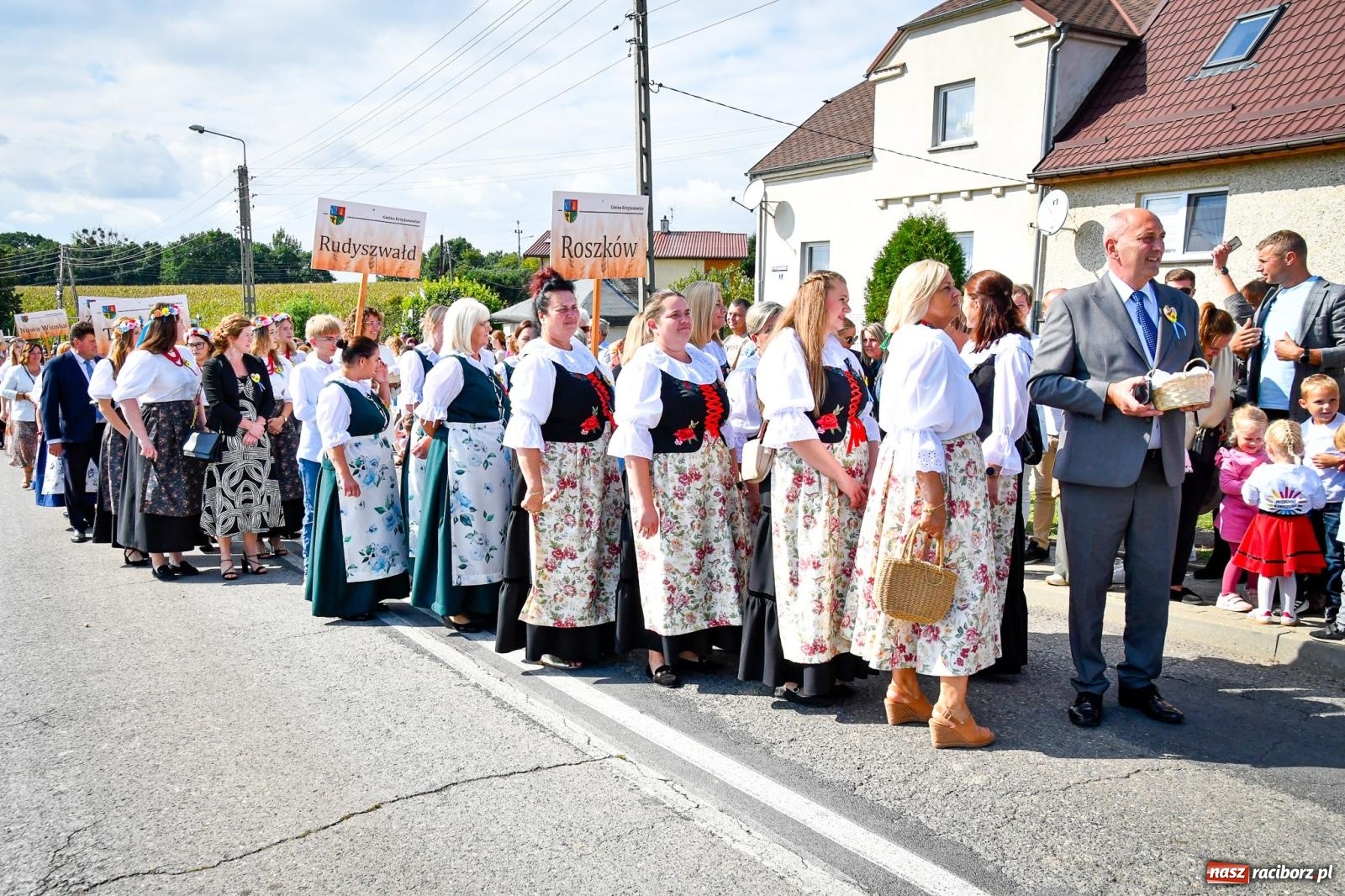 Zdjęcie w galerii na portalu naszraciborz.pl: Dożynki gminy Krzyżanowice w Owsiszczach. Imponujący korowód w międzynarodowym towarzystwie [FOTO i WIDEO] wiadomości z regionu
