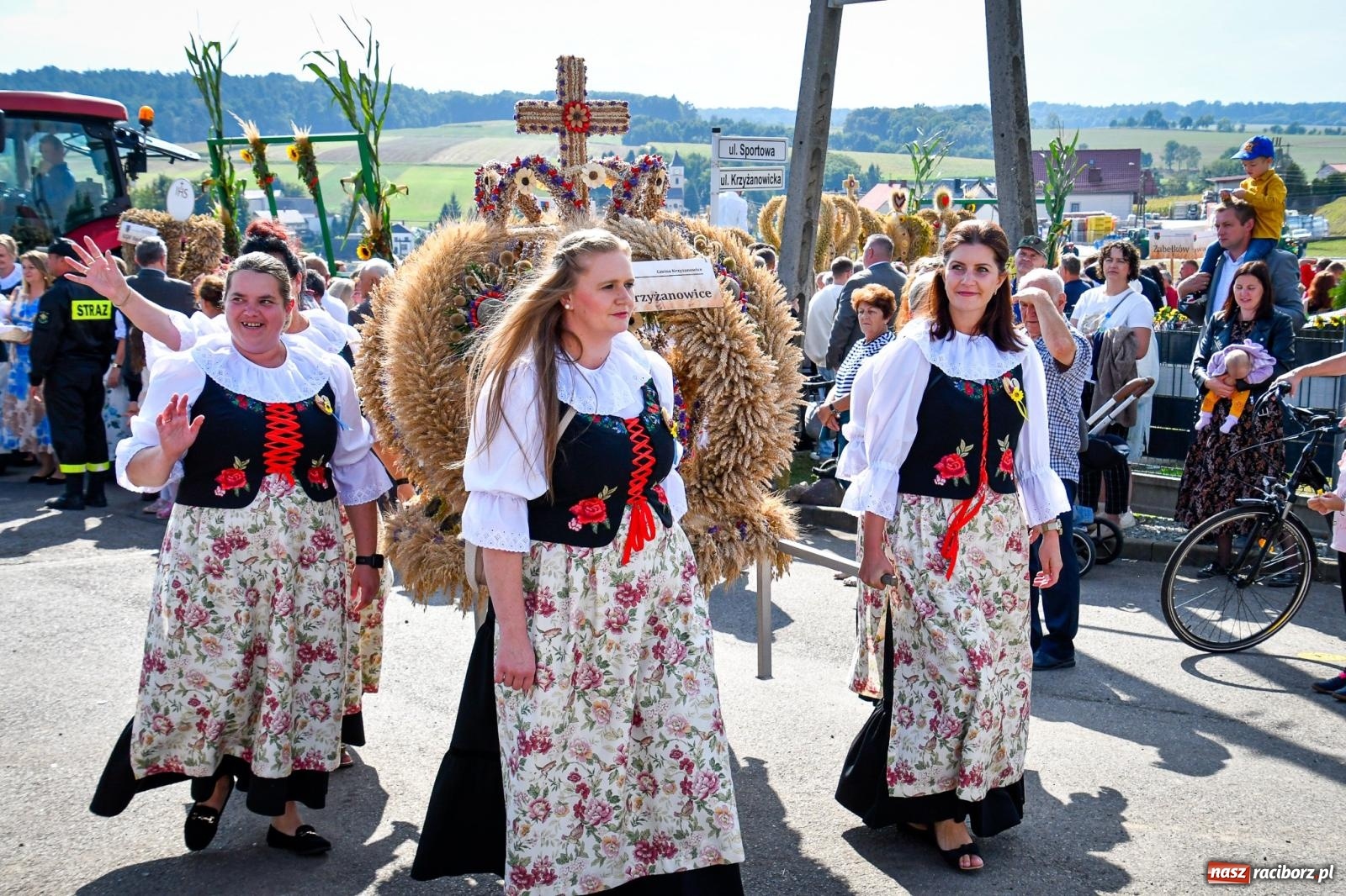 Zdjęcie w galerii na portalu naszraciborz.pl: Dożynki gminy Krzyżanowice w Owsiszczach. Imponujący korowód w międzynarodowym towarzystwie [FOTO i WIDEO] wiadomości z regionu