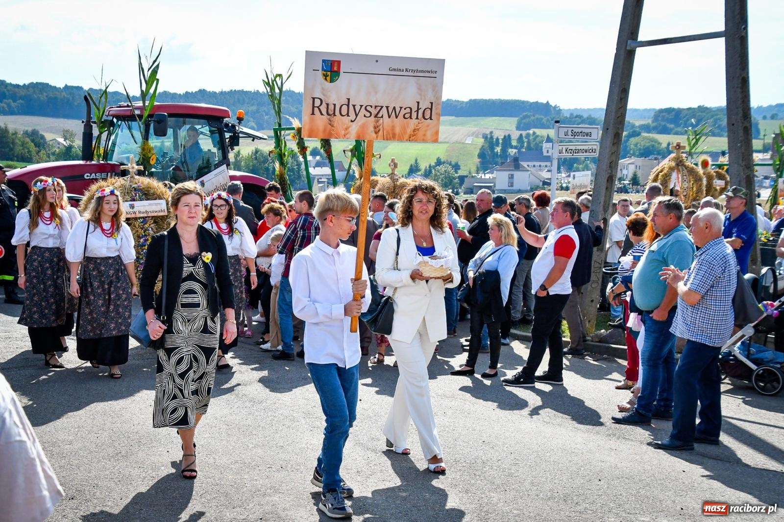 Zdjęcie w galerii na portalu naszraciborz.pl: Dożynki gminy Krzyżanowice w Owsiszczach. Imponujący korowód w międzynarodowym towarzystwie [FOTO i WIDEO] wiadomości z regionu