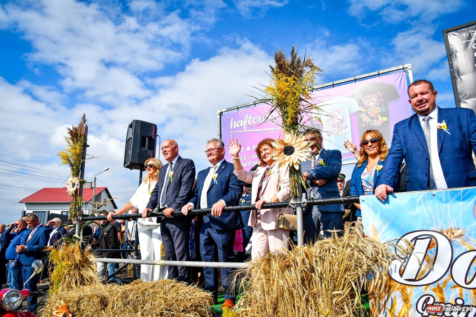 Zdjęcie w galerii na portalu naszraciborz.pl: Dożynki gminy Krzyżanowice w Owsiszczach. Imponujący korowód w międzynarodowym towarzystwie [FOTO i WIDEO] wiadomości z regionu