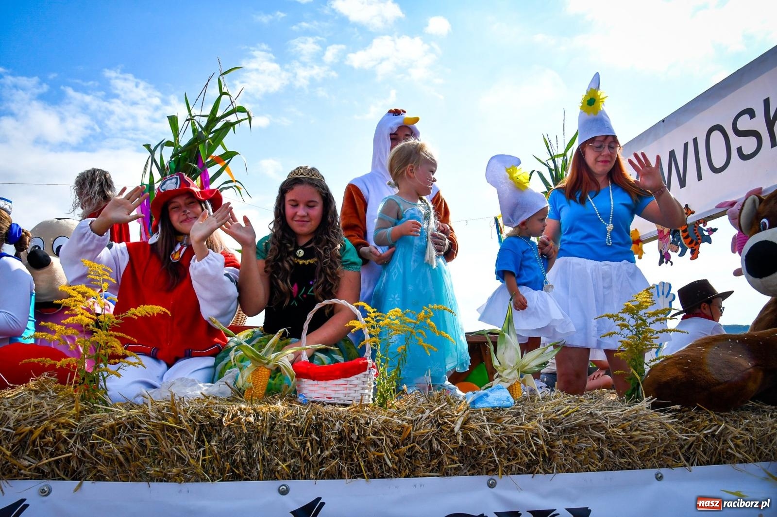Zdjęcie w galerii na portalu naszraciborz.pl: Dożynki gminy Krzyżanowice w Owsiszczach. Imponujący korowód w międzynarodowym towarzystwie [FOTO i WIDEO] wiadomości z regionu