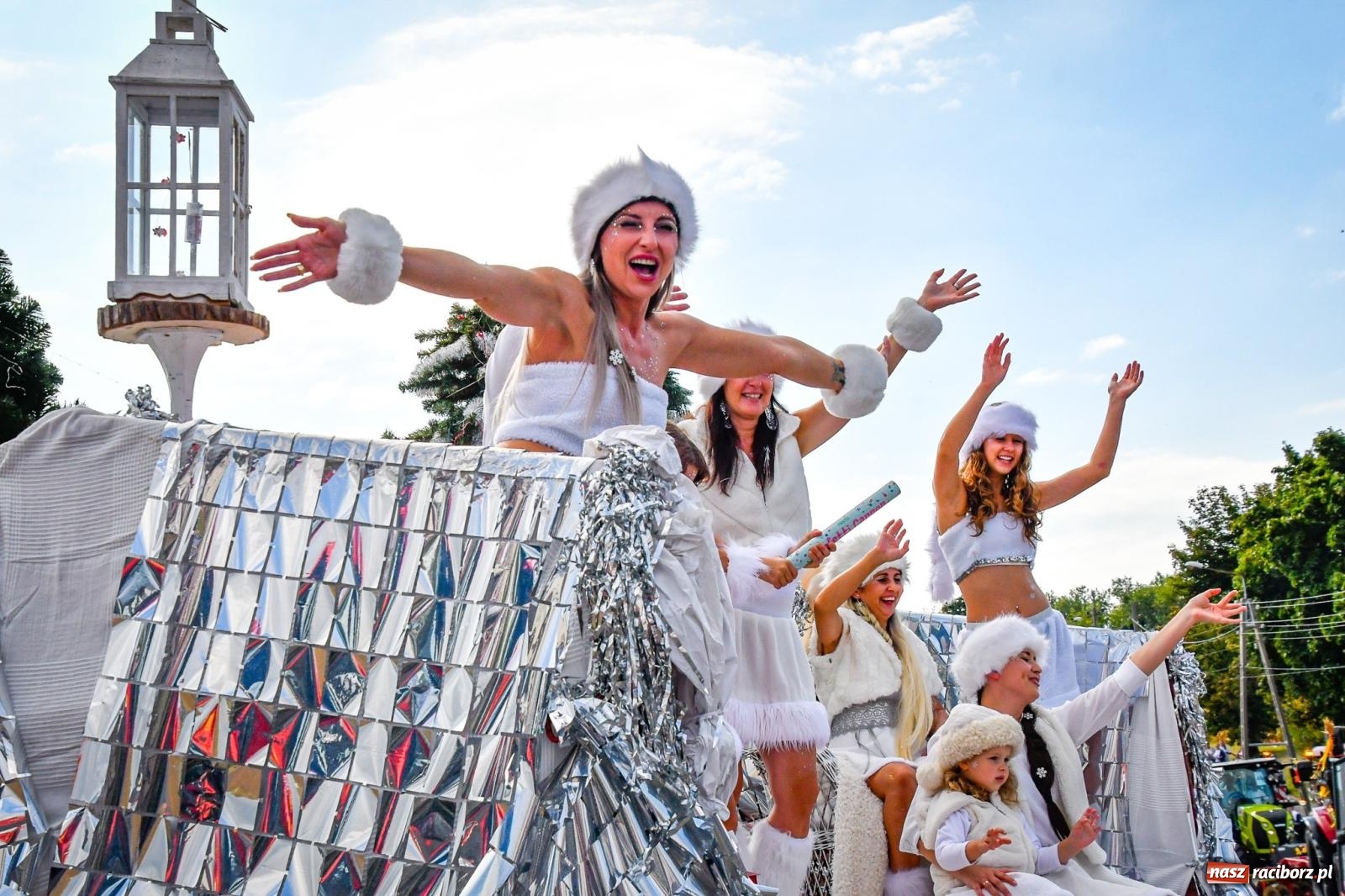 Zdjęcie w galerii na portalu naszraciborz.pl: Dożynki gminy Krzyżanowice w Owsiszczach. Imponujący korowód w międzynarodowym towarzystwie [FOTO i WIDEO] wiadomości z regionu