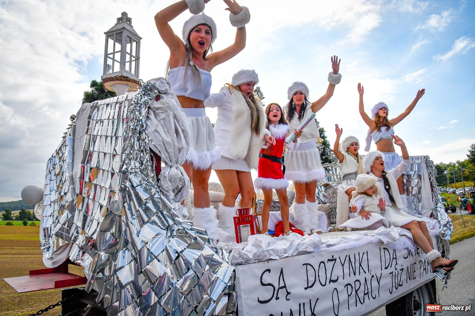Zdjęcie w galerii na portalu naszraciborz.pl: Dożynki gminy Krzyżanowice w Owsiszczach. Imponujący korowód w międzynarodowym towarzystwie [FOTO i WIDEO] wiadomości z regionu